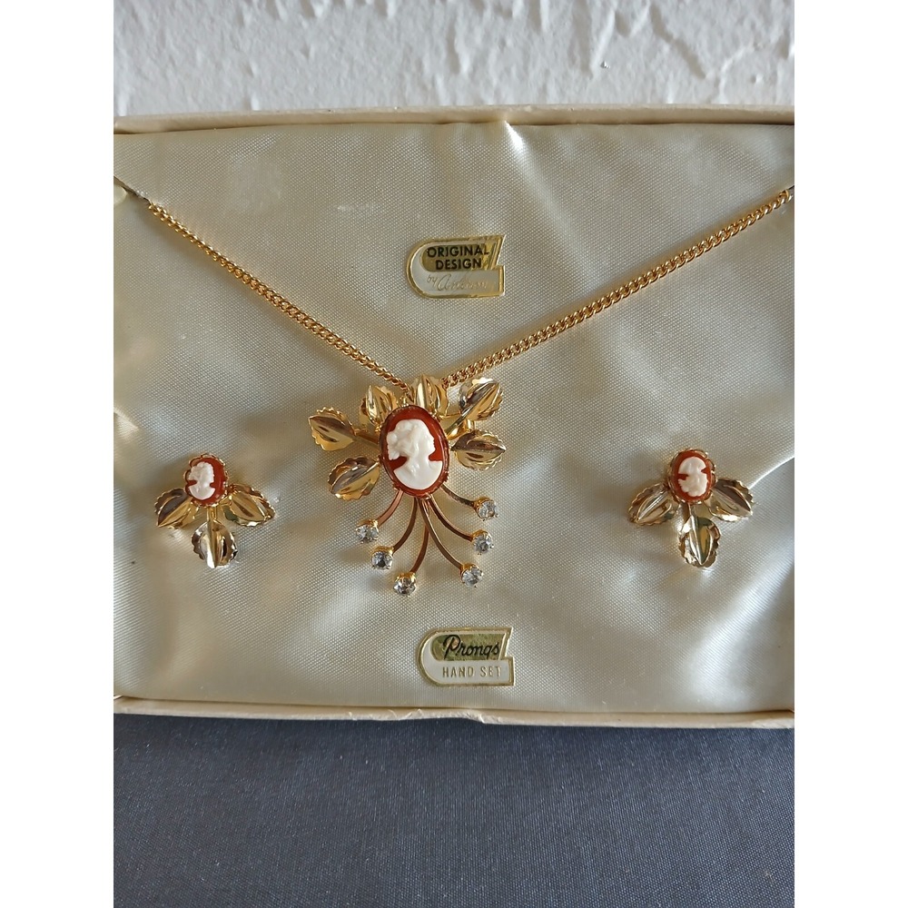 Vtg Design By Anthony Cameo And Gold Leaf Necklace And Earring Set *Design Flaw